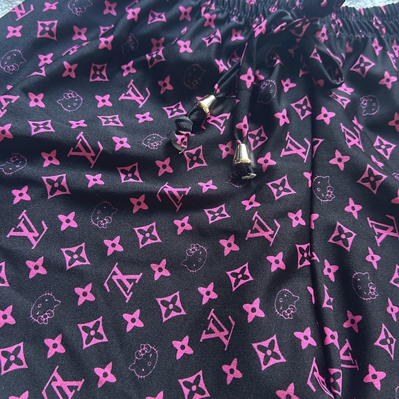 New LV/ Hello Kitty short set
Bin #1 - Picture 5 of 5